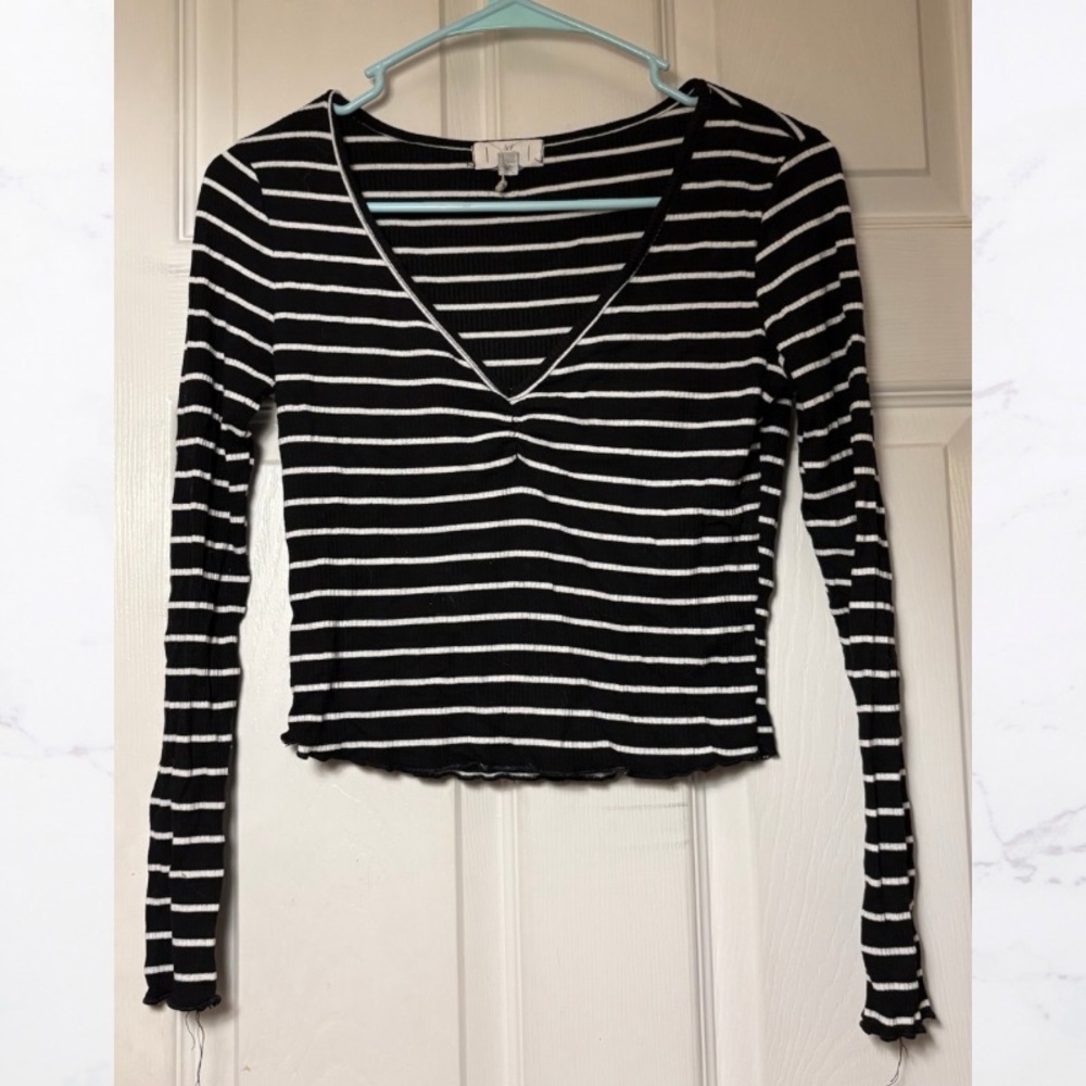 Black and White Striped Women's Long Sleeve V-Neck Top, Size Medium